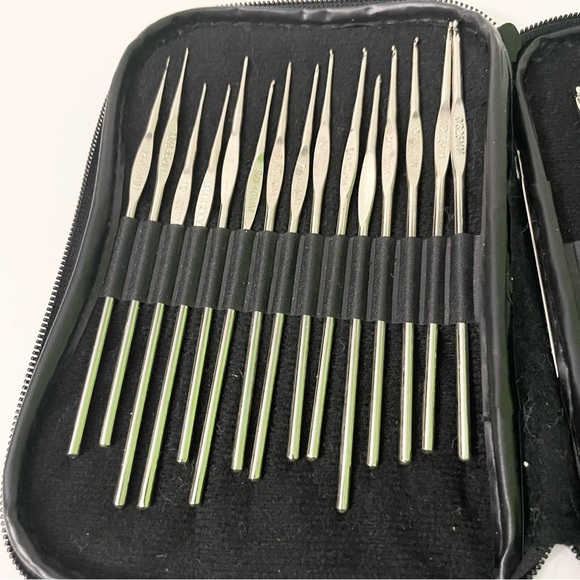 Mixed Lot of Crochet Hooks with Case - Picture 2 of 14